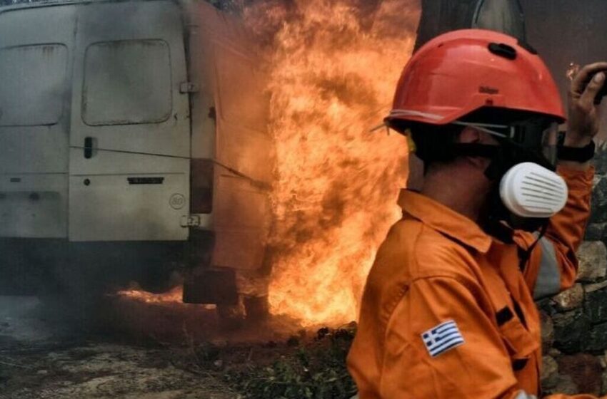  Φωτιά στη Μάνδρα: Ένταση κατοίκων με αστυνομικούς – Αρνούνται να εκκενώσουν τα σπίτια τους