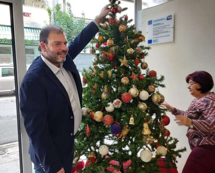  Νίκος Χουρσαλάς Δήμαχος Κορυδαλλού: Στολίσαμε σήμερα και τα 6 ΤΑΠΗ της πόλης μας!